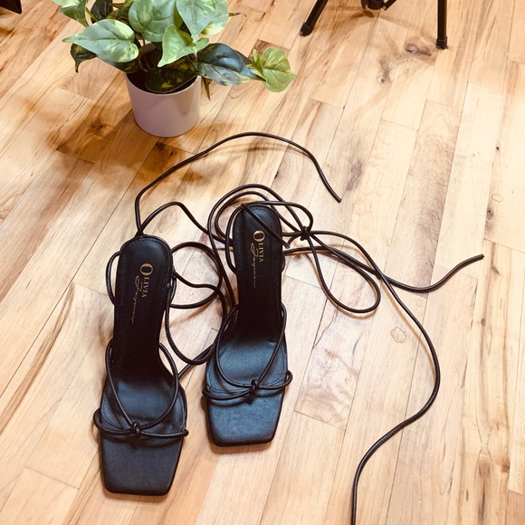 Lily’s Kloset Black Laced Stilletos - Picture 2 of 4